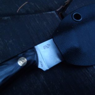 Označení nože logem EnZo a třídou oceli na jeho čepeli.
