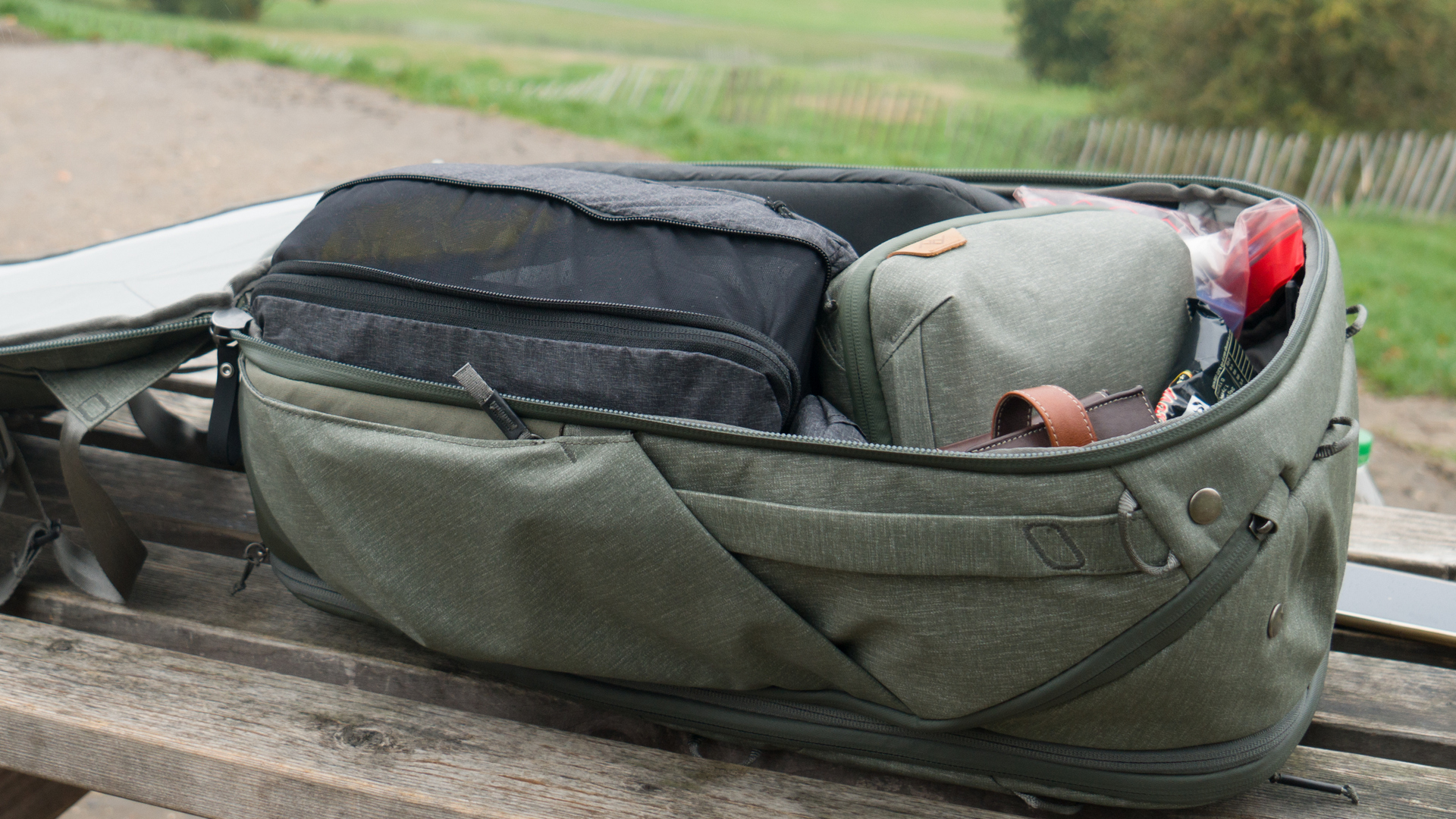 Plným otevřením zad získáme dokonalý přehled, kde co máme