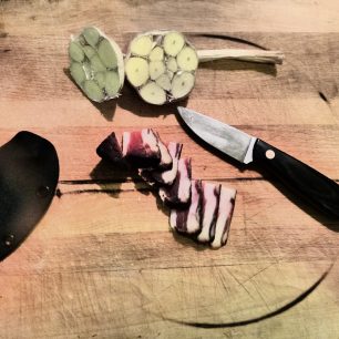 Testování finského nože Enzo Necker 70 i v kuchyni a přípravě guláše na pádlování z Prahy do Mělníka.