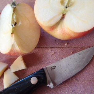 Testování nože Enzo Necker 70 i při krájení ovoce a sýrů.