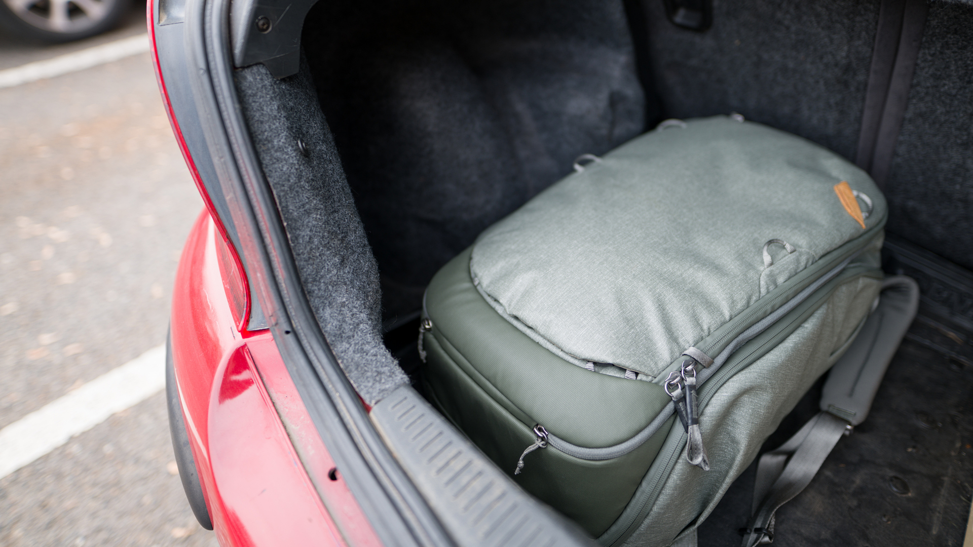 Vnější Nylon se jen tak neušpiní. Přežil bez újmy na čistotě i můj věčně špinavý kufr auta