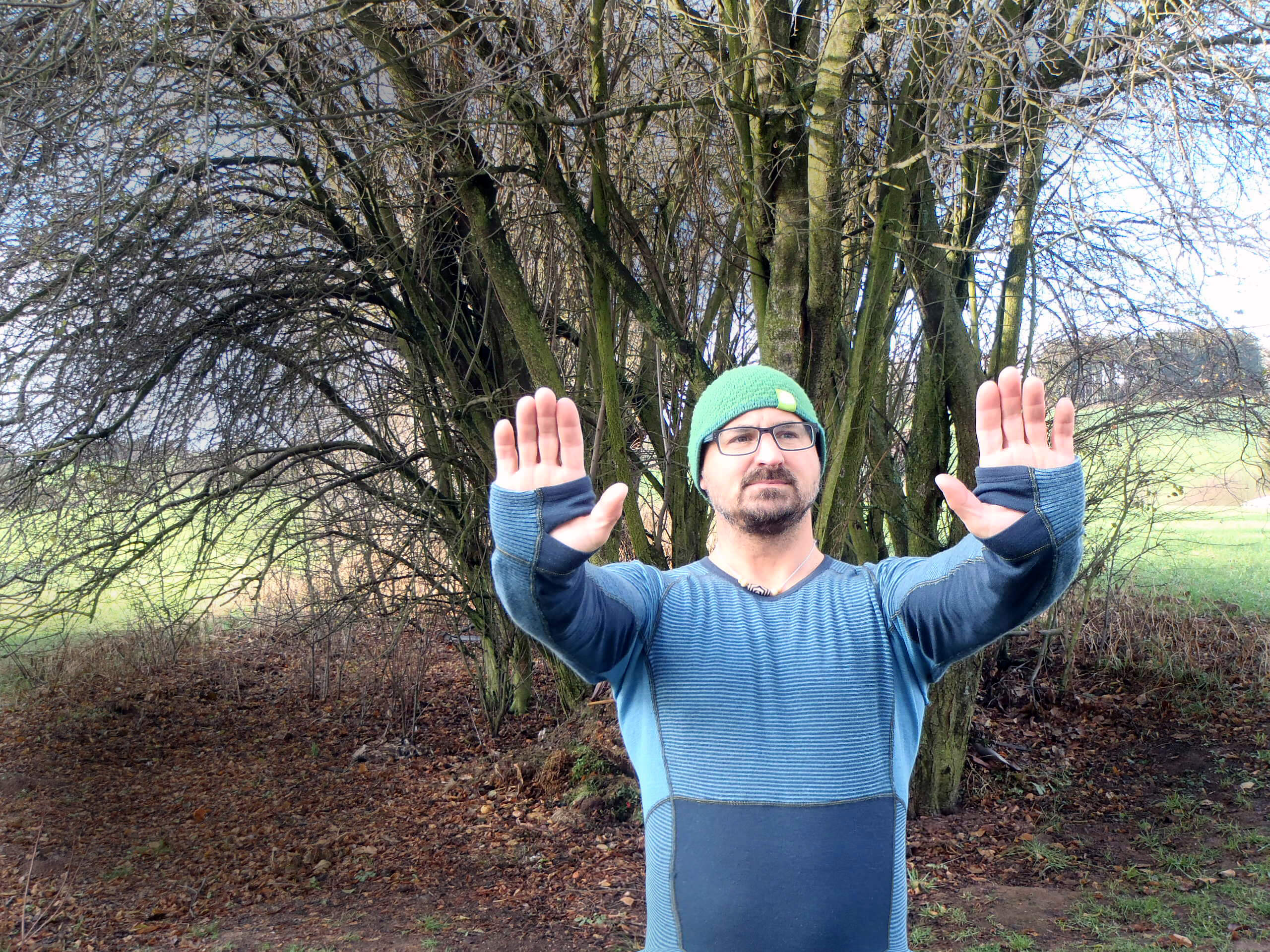 Chráněné ruce díky otvorům na palce u trika Devold Tuvegga Sport Air.