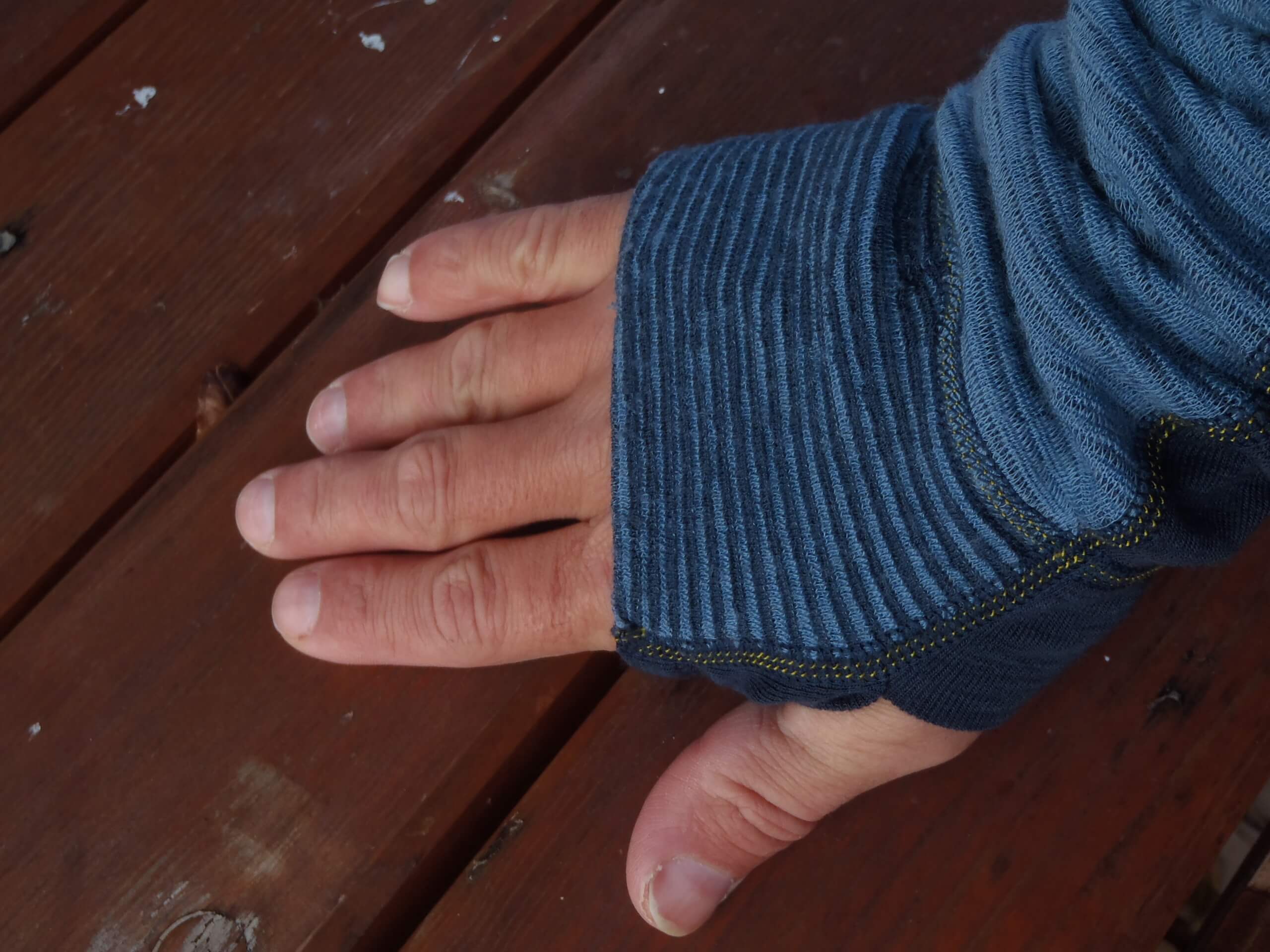 Kompletně chráněný hřbet ruky rukávem trika Devold Tuvegga Sport Air.