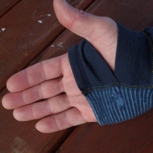 Oko na palec trika Devold Tuvegga Sport Air a drbnutý rukáv ze spáry.