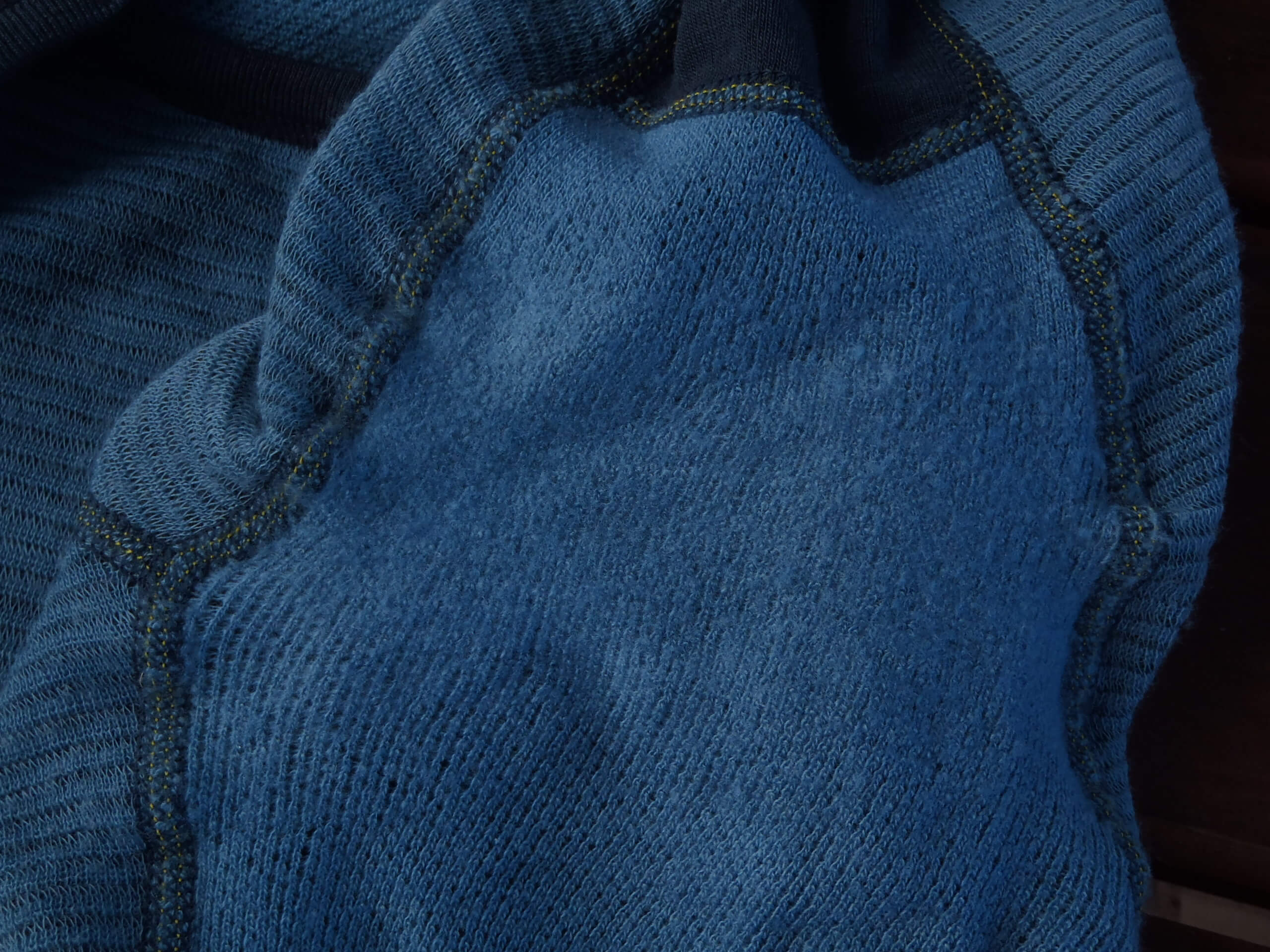 Podpaží trika Devold Tuvegga Sport Air dostalo nejvíce zabrat pravděpodobně pádlováním na seakajaku.