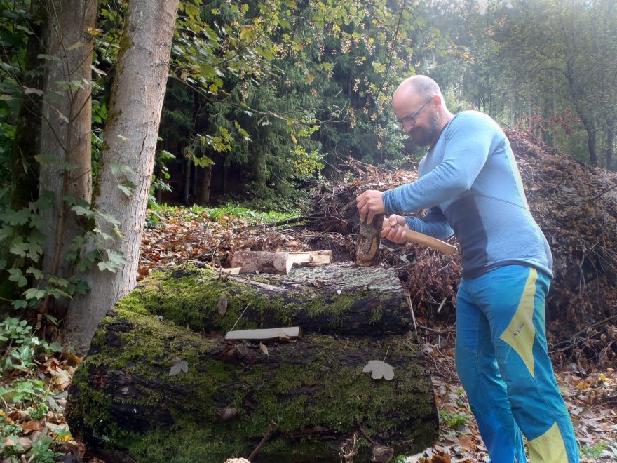 Příprava dřeva na výrobu finské svíce.