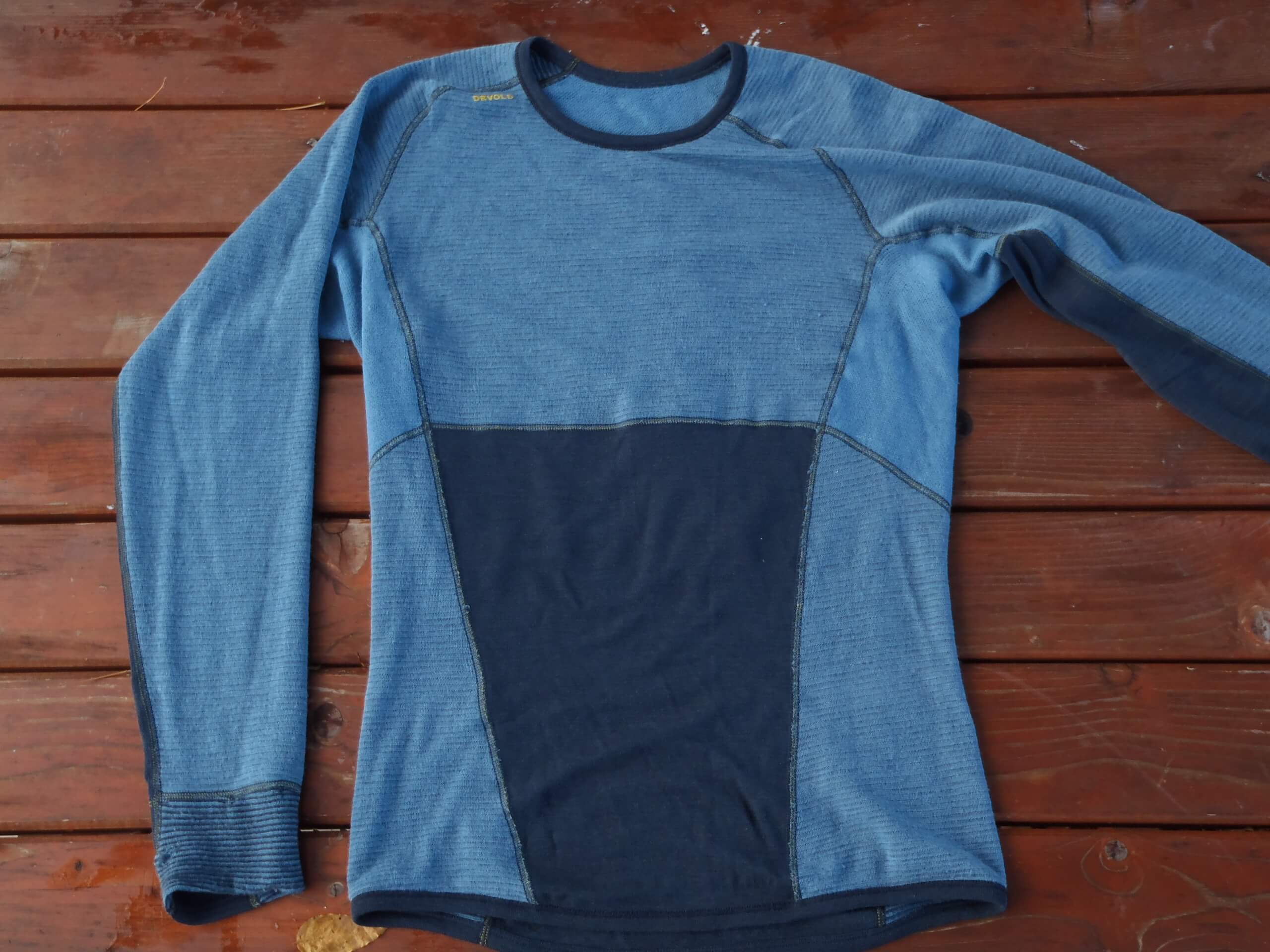 Takto jsou rozloženy jednotlivé panely z různých platenin trika Devold Tuvegga Sport Air.