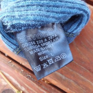 Uvnitř kapsičky na rukávu trika Devold Tuvegga Sport Air je skryta etiketa.