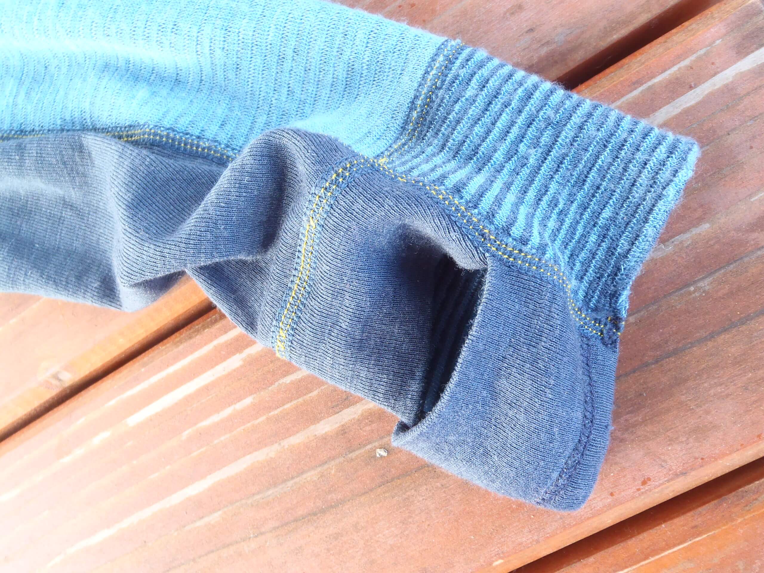 Zakončení rukávů trika Devold Tuvegga Sport Air s oky na palce.