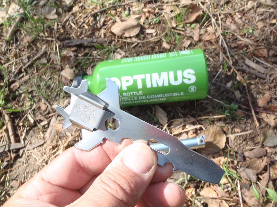 Servisní klíč s magnetem k čištění trysky vařiče OPTIMUS Polaris Optifuel.