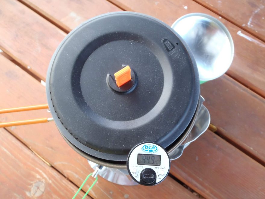 Vaříme a měříme teplotu vody při testování vařiče OPTIMUS Polaris Optifuel.