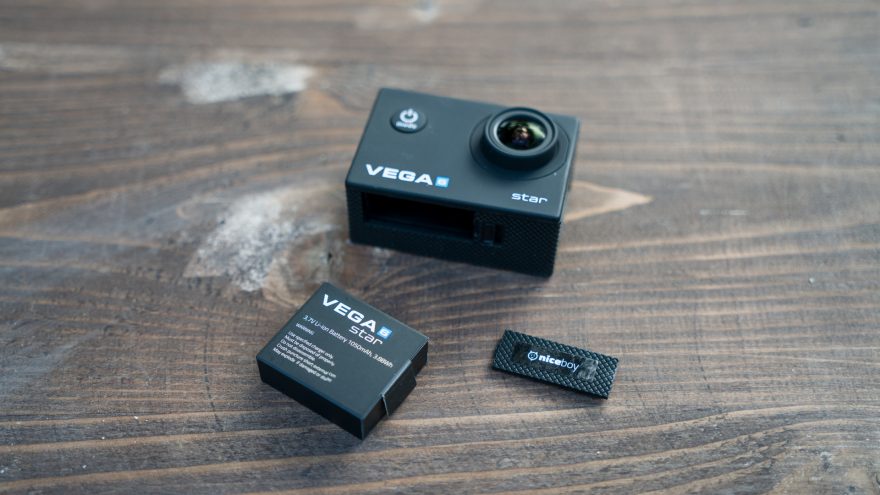 Baterie jsou naštěstí pro celou řadu kamer VEGA kompatibilní. Mají 1050 mAh a dokáží napájet kameru cca 1 hodinu záznamu