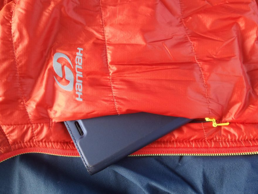 Do zateplené náprsní kapsy bundy Hannah Kechu se vejde i relativně velký telefon.