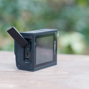 Krytka skrývá a chrání misroUSB, microHDMI a microSD kartu