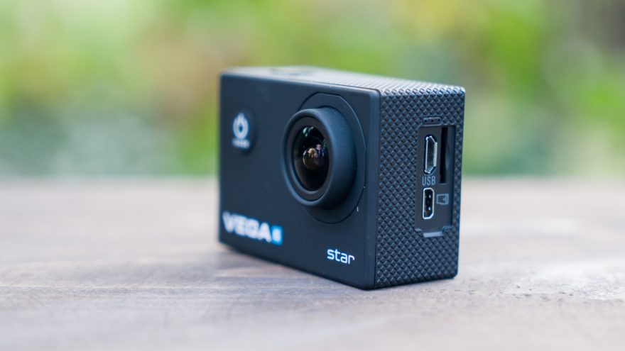 Na boku naleznete port microUSB na nabíjení a přenso dat, microHDMi na výstup videa a slot na paměťovou kartu. Konektorům stále chybí kryt