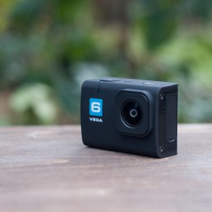 Na levém boku kamery se nachází krytka, skrývající všechny potřebné konektory