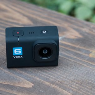 Na vrch kamery se přistěhovalo tlačítko pro vypínání a přepínání módů. Je tu také hlasitý reproduktor pro přehrávání videí