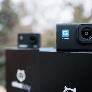 Nová šeska prošla redesignem k lepšímu. Vrchní kontrolka se přes zaoblenou hranu protáhla až na přední stranu, takže ji lze vidět i když kamera míří na vás