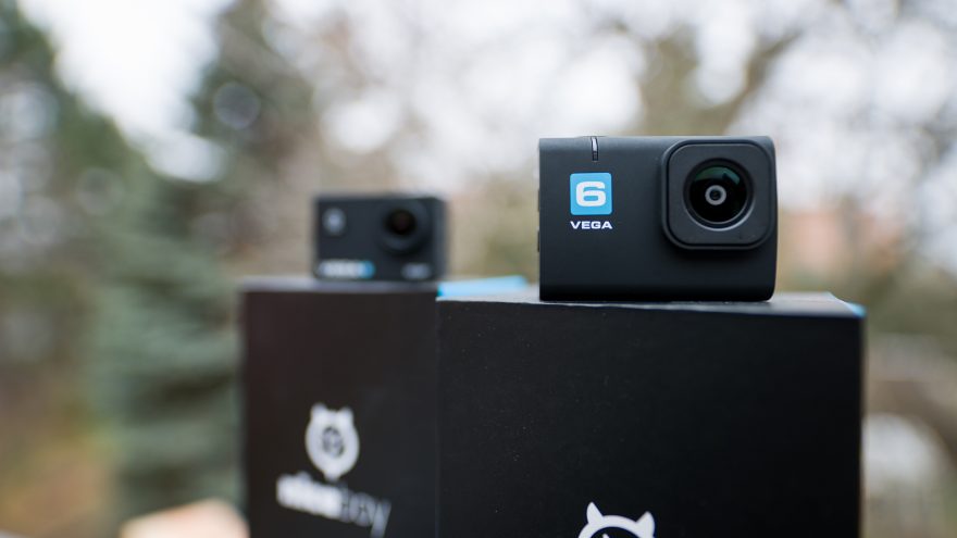 Nová šeska prošla redesignem k lepšímu. Vrchní kontrolka se přes zaoblenou hranu protáhla až na přední stranu, takže ji lze vidět i když kamera míří na vás