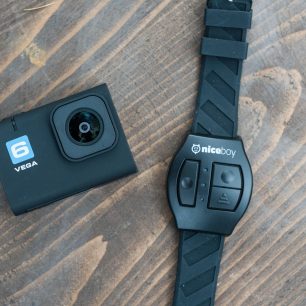 Nový vzhled má i dalkový ovladač, kterému lze odteď říkat ovládací hodinky. Mají vnitřní akumulátor, který nabijete skrytým microUSB portem