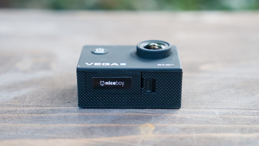 Pokud máte tlustší prsty, kryt na baterie rukama neotevřete, musít použít dva ostré nástroje