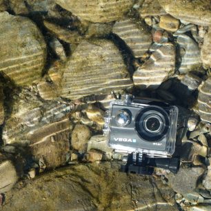 Pouzdro je vodotěsné až do hloubky 30 metrů. Využít můžete také podvodní mód, který upravuje barevnost, která je pod vodou trochu odlišná