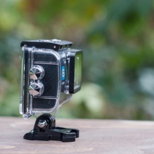 Vodotěsný obal nabízí přístup ke všem tlačítkum a to prostřednictvím ocelových zdvihátek. Ty jsou téměř zapuštěné, takže se nestane, aby se vám omylem kamera v batohu zapnula