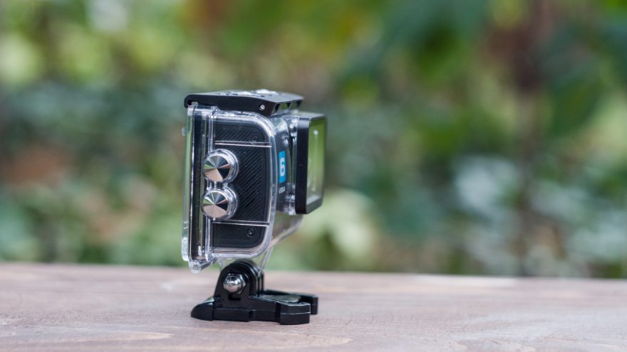 Vodotěsný obal nabízí přístup ke všem tlačítkum a to prostřednictvím ocelových zdvihátek. Ty jsou téměř zapuštěné, takže se nestane, aby se vám omylem kamera v batohu zapnula