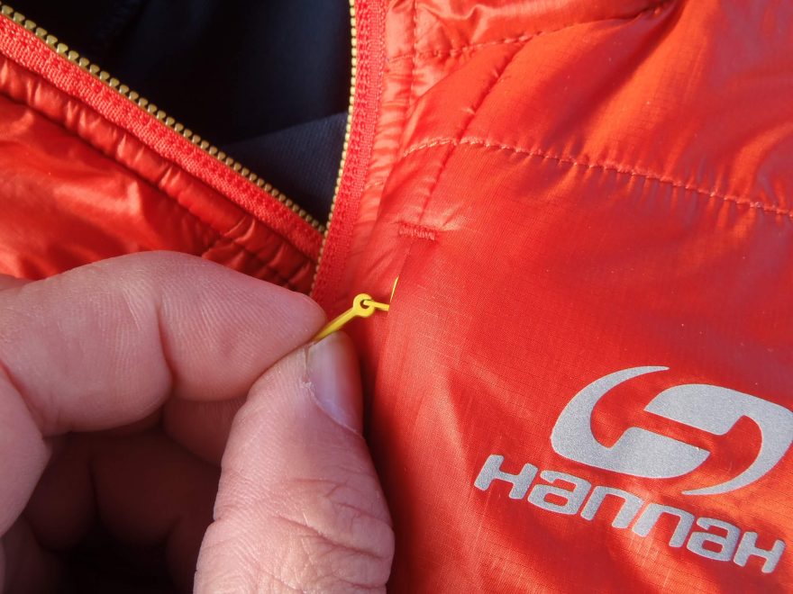 Jezdec a táhlo zipu na hrudní kapse je poměrně malý - Hannah Kechu.