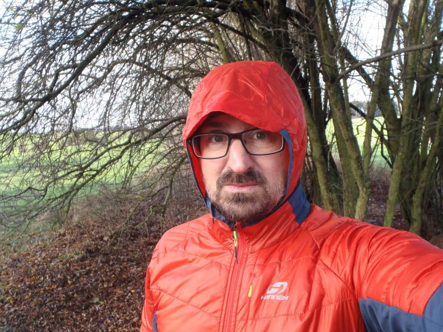 Kapuce nemá žádné stahování - Hannah Kechu.