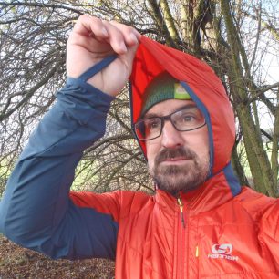 V silném větru má kapuce tendenci se zvedat - Hannah Kechu.