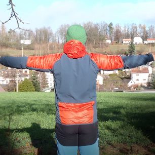 Zadní pohled - Hannah Kechu.