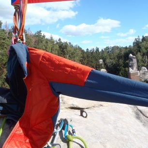 Zateplené rameno udržuje toto místo v tepelné pohodě - Hannah Kechu.