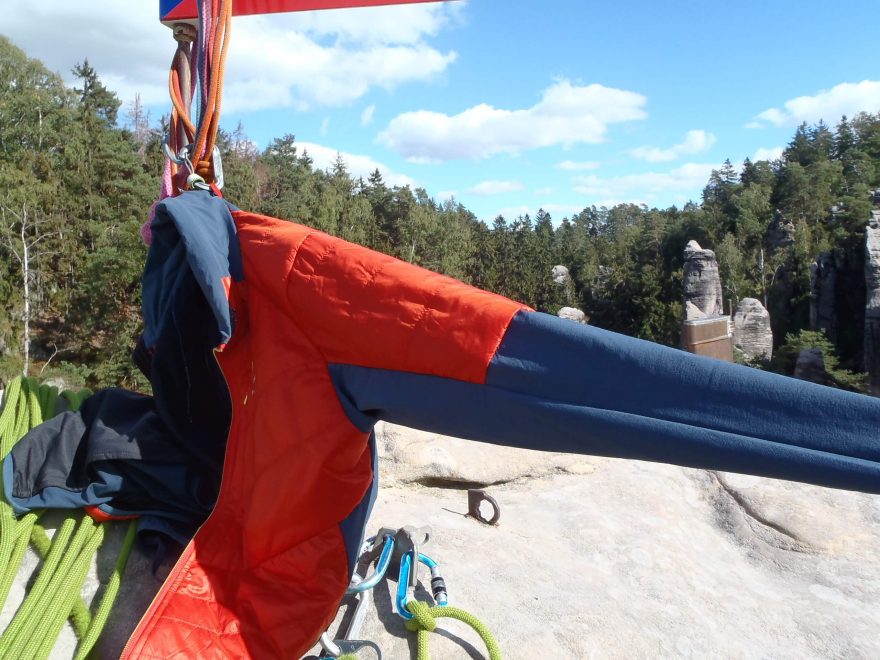 Zateplené rameno udržuje toto místo v tepelné pohodě - Hannah Kechu.