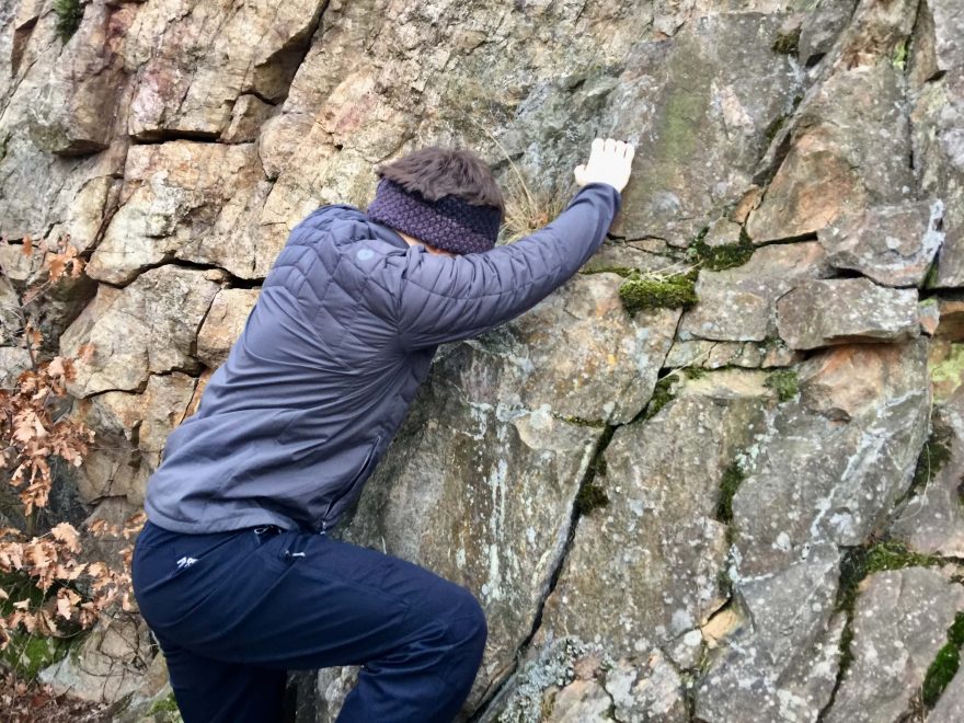 Bunda Marmot Featherless Hybrid se nevyhrnuje se zvednutím rukou.