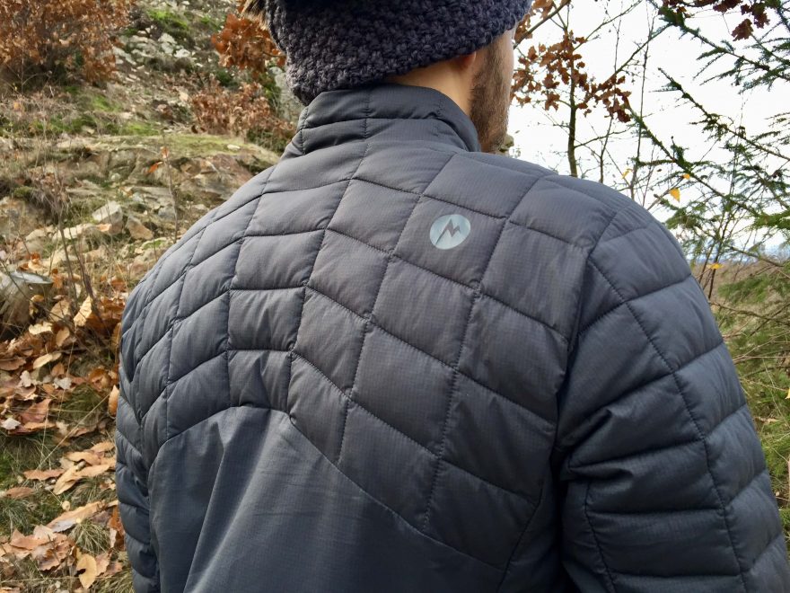 Detail zateplení zad bundy Marmot Featherless Hybrid.