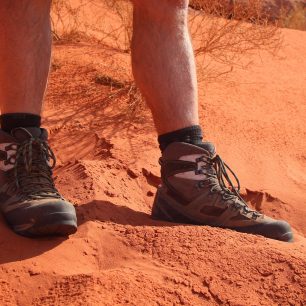 Materiál outdoorové obuvy Prabos SOCOMPA GTX dobře izoloval i od horkého okolé v tomto případě od rozpáleného písku jordánských pouští.