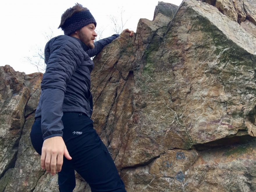 Neomezený pohyb s bundou Marmot Featherless Hybrid.