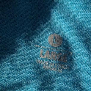 Místo etikety za krkem je tento plochý tisk - SENSOR Merino Extreme.