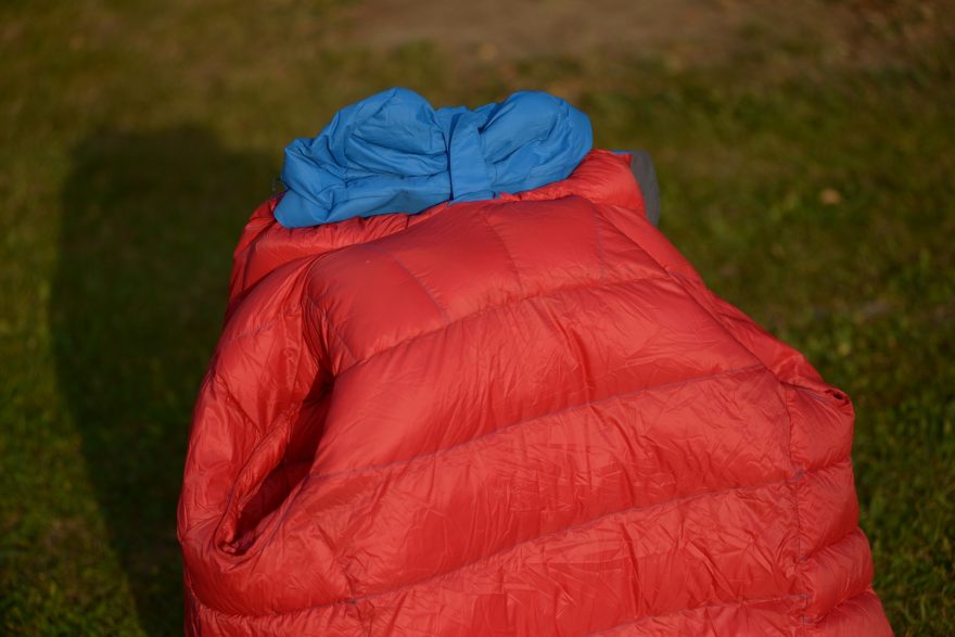 Warmpeace Alaskan - kapuce sbalená podle výrobce pomocí dvou chlopní.