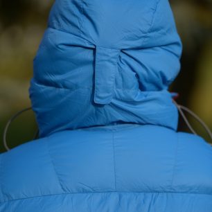Warmpeace Alaskan - stahování kapuce zezadu pomocí pásku na suchý zip.