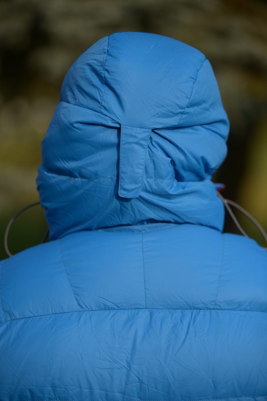 Warmpeace Alaskan - stahování kapuce zezadu pomocí pásku na suchý zip.