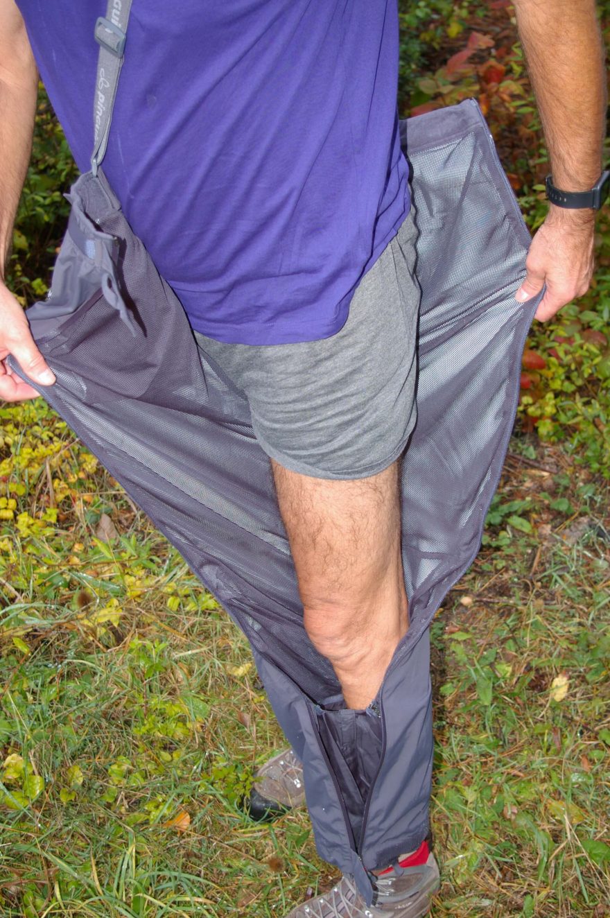 Zbývá jen rozepnutí vniřní sněhové nohavičky a levá noha je venku.