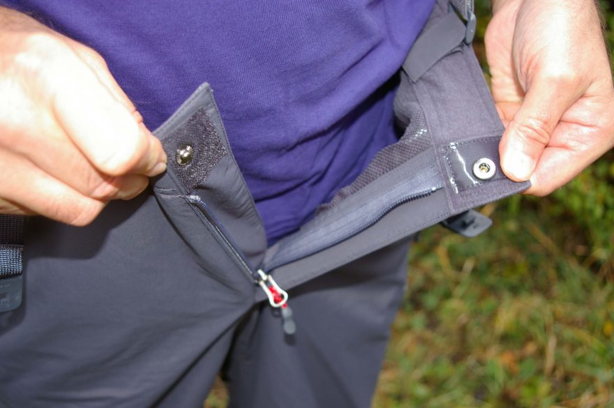 Zip poklopce je krátký a je vidět i druk a pojištění rozepnutí kalhot Pinguin Alpin L.