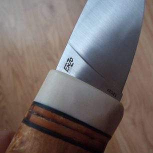 Detail na logo EnZo a ocel 12C27 na čepeli stavebnicového nože - EnZo Skinner Curly birch kit.