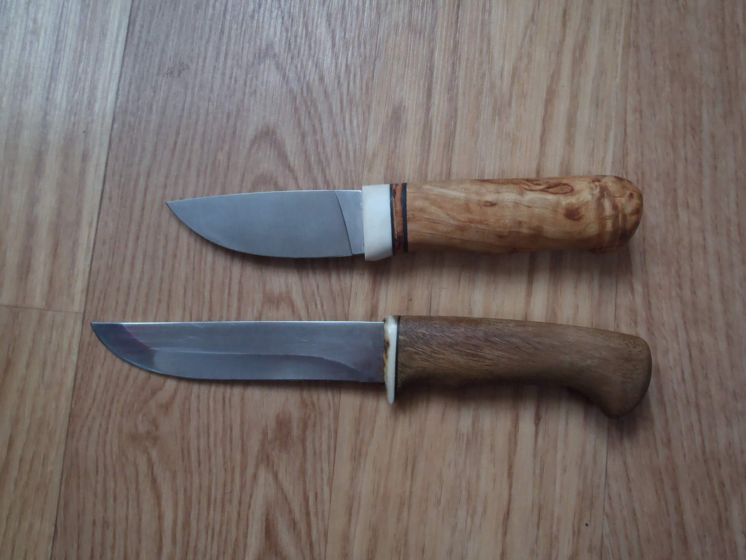 Dva vyrobené nože z odstupem cca 20 let z mojí sbírky.