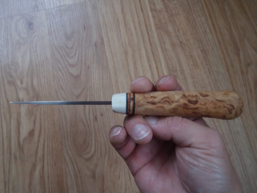 Pohled na stavebnicový nůž - EnZo Skinner Curly birch kit.