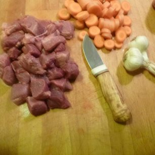 Testujeme EnZo nůž v kuchyni - EnZo Skinner Curly birch kit.