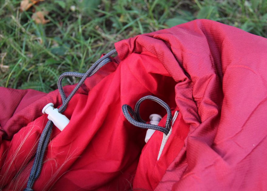 Vnější stahování celého spacáku a stahování vnitřního límce - YATE Orlando.