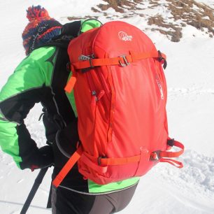 Čtyři vertikální materiálová poutka na čele batohu Lowe Alpine Descent 35